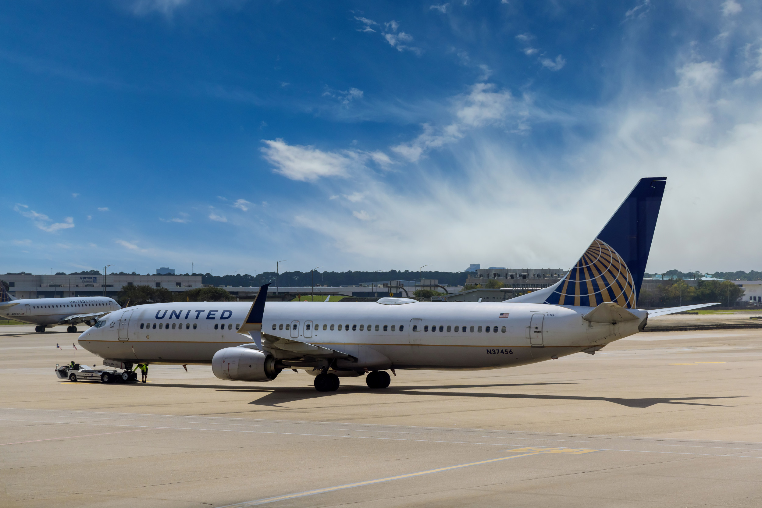 United Airlines Passengers Film Moment Plane Evacuated After Fire Spotted [Video]