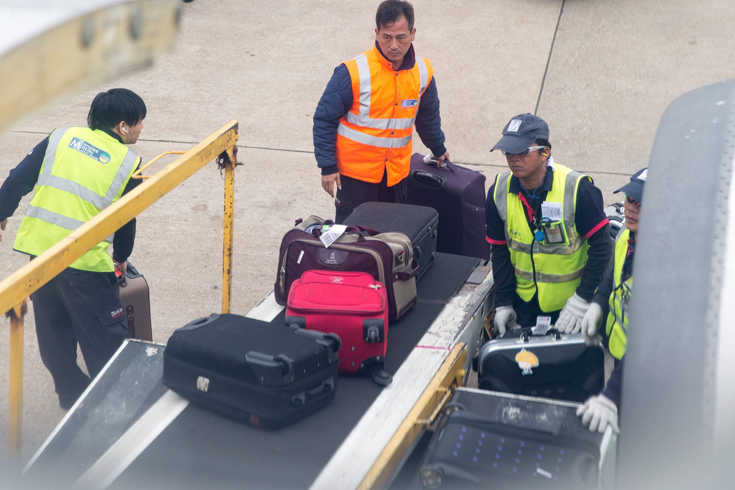 Passenger Shocked by How She Spots Airport Staff Handling Luggage [Video]