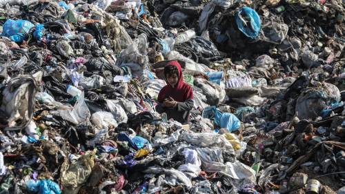 Garbage piles spreading disease, adding to woes of Palestinians returning home to war-torn Gaza [Video]