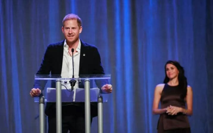 Prince Harry and Meghan Markle share public kiss at Invictus Games opening [Video]