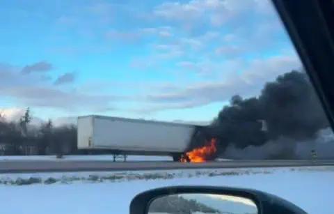 PHOTOS: Fire shuts down part of Highway 401 in Ontario [Video]