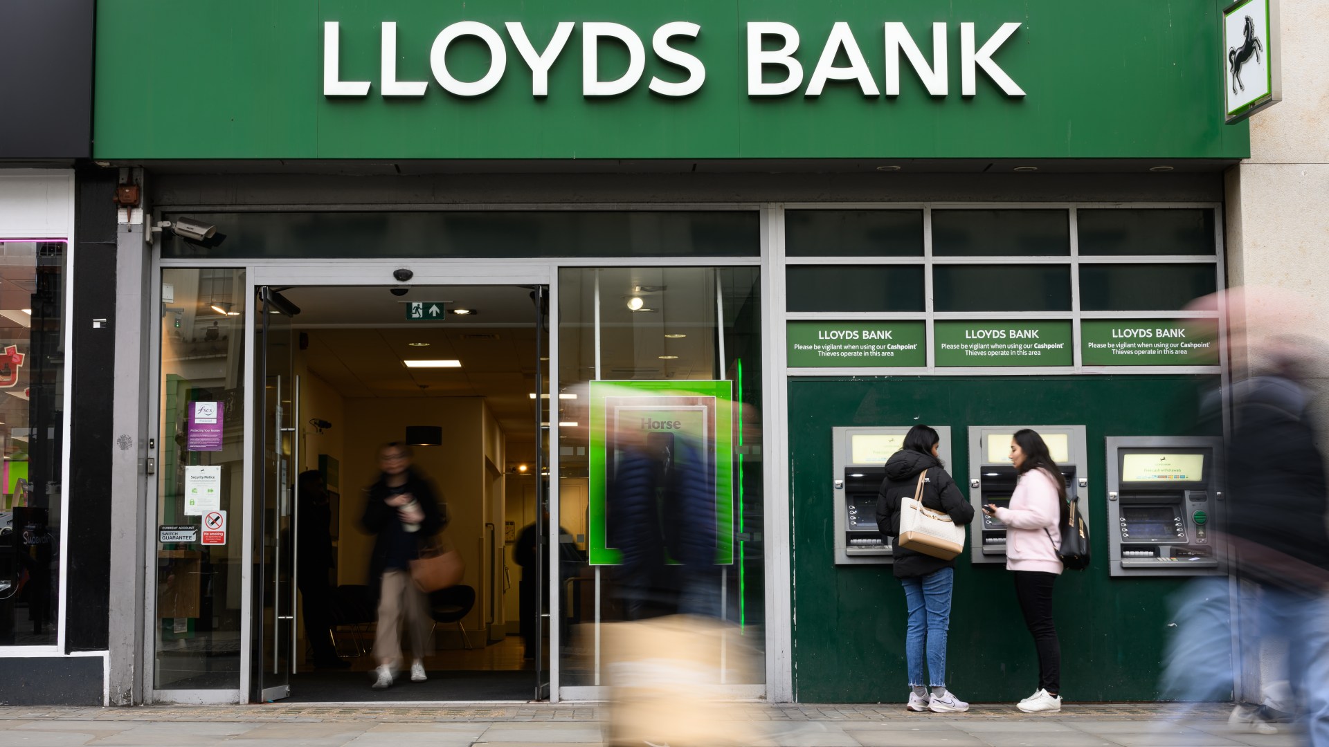 Map reveals all 189 Lloyds, Halifax and Bank of Scotland branches closing this year [Video]