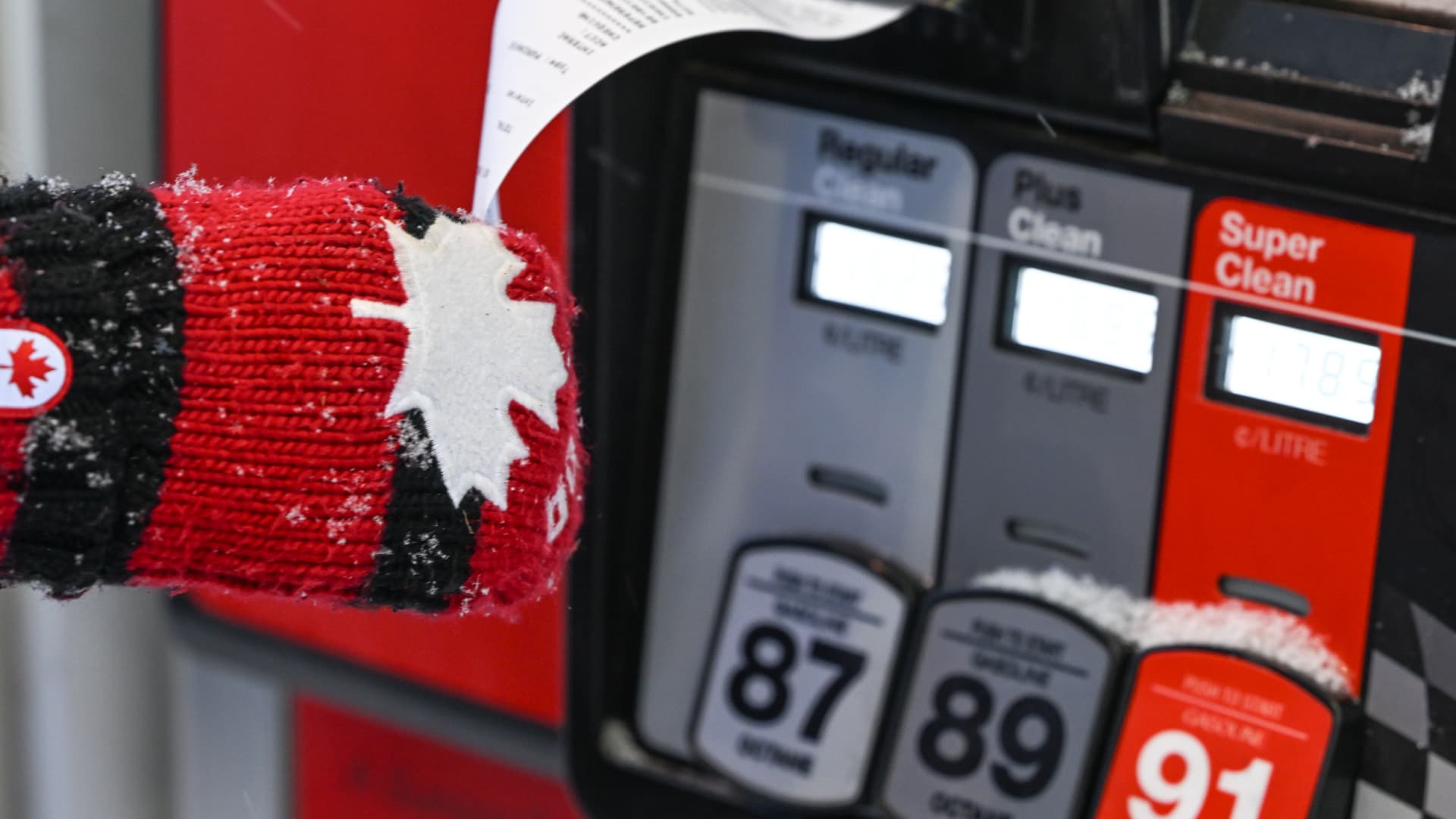 Gasoline prices may rise if Trump slaps tariffs on Canadian crude oil in March [Video]