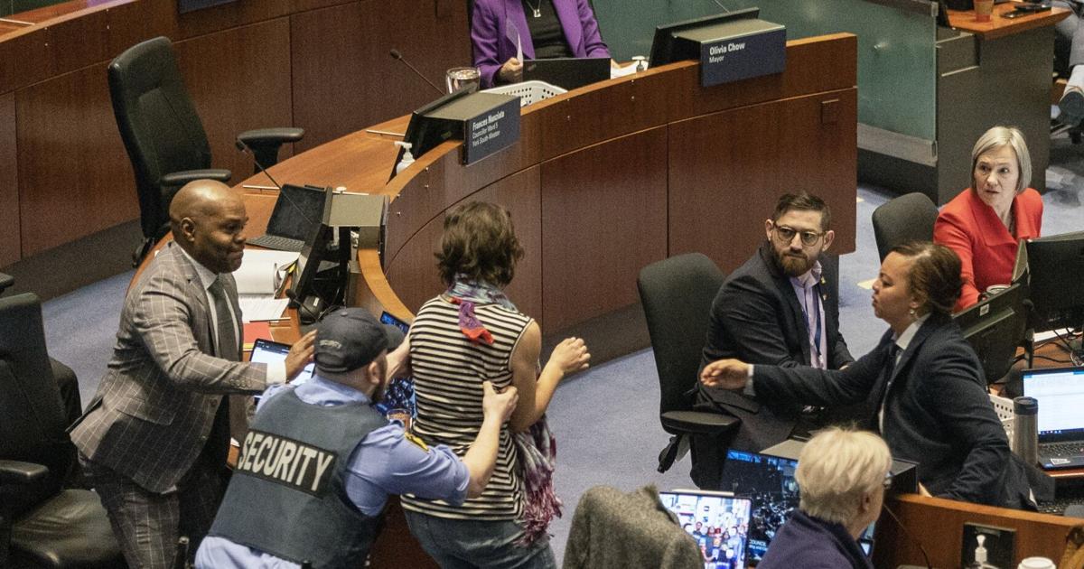 Anti-police protesters disrupt Toronto council budget debate [Video]