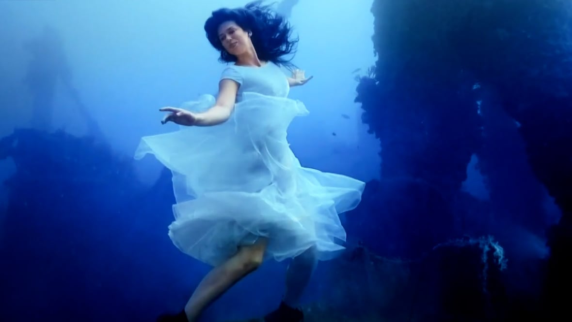 Gatineau woman helps recapture world record for deepest underwater model photoshoot [Video]