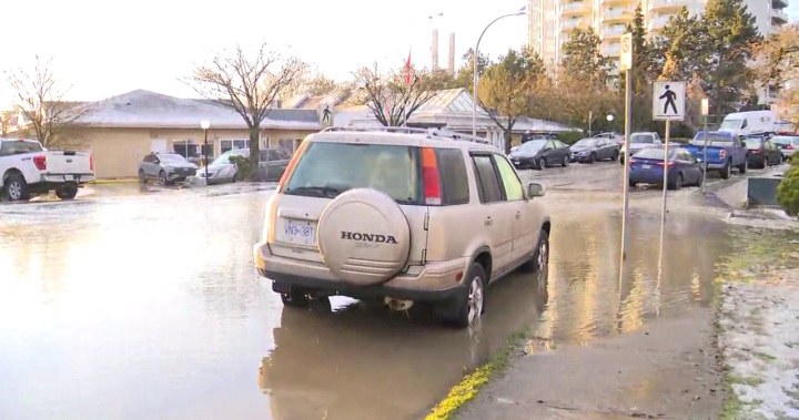 Roads closed, homes evacuated due to huge water main break in New Westminster – BC [Video]