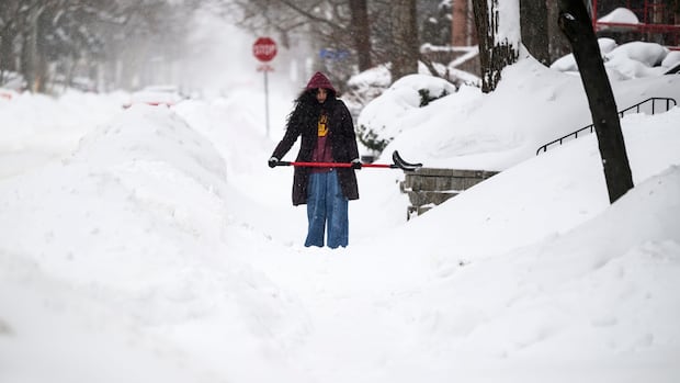 Toronto, Montreal tackle towering snow piles after back-to-back storms [Video]