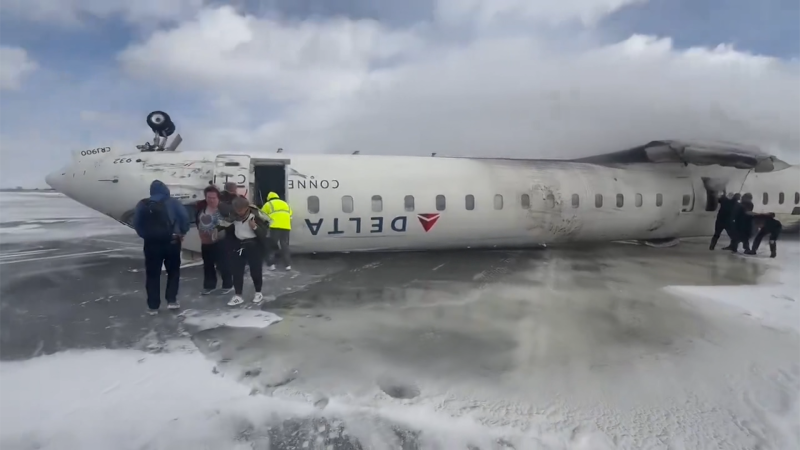 Emergency teams respond to overturned plane in Toronto [Video]