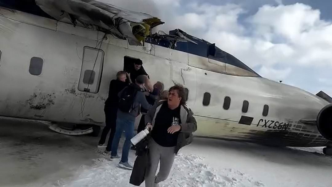 Incredible moment passenger films himself scrambling to safety from inside upside down Delta jet crash in Toronto [Video]