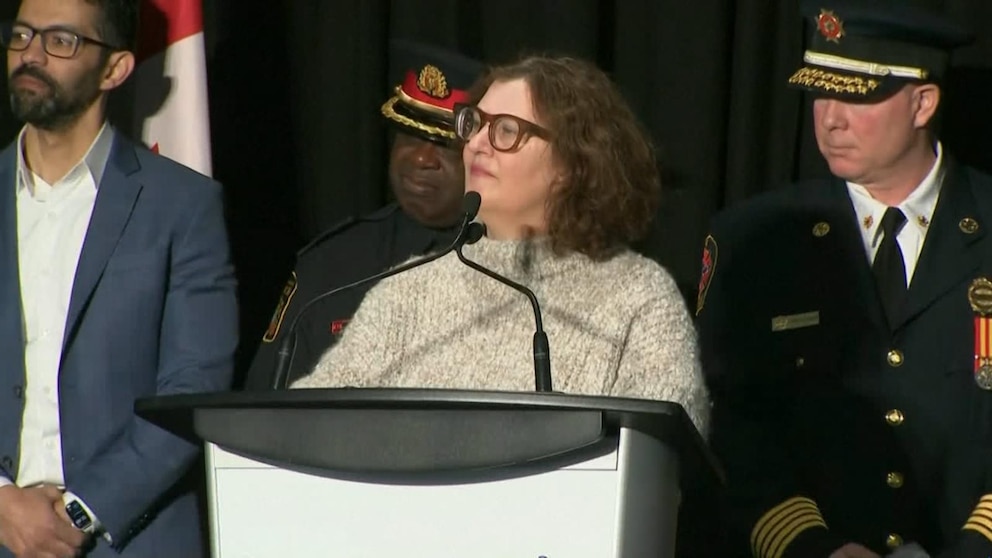 Video Canadian officials give update on Toronto plane crash [Video]