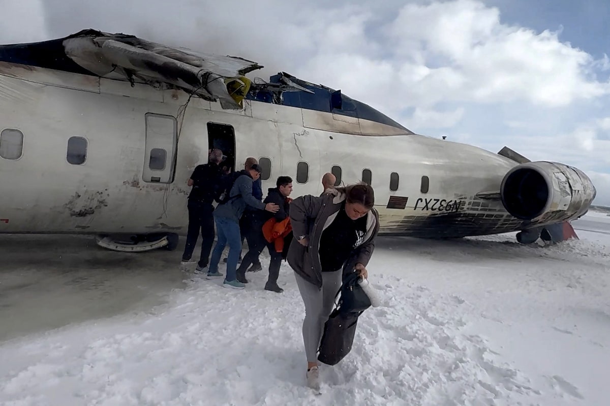 Paramedic aboard flipped plane at Toronto Pearson recounts urgent rescue as jet fuel poured into cabin [Video]