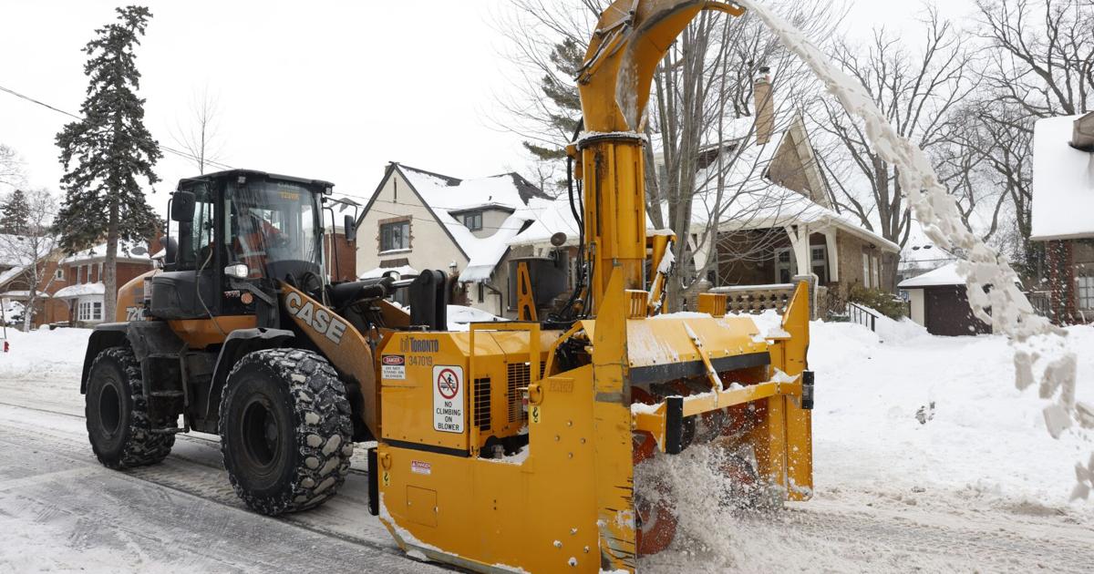 Why cant Toronto remove snow like Montreal? [Video]