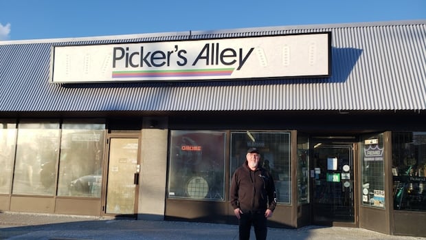 Q&A: After 41 years, Sarnia’s last independent musical instrument shop is closing [Video]