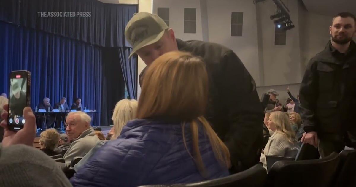 Idaho town hall meeting turns chaotic after woman is forcibly removed for shouting at speakers [Video]