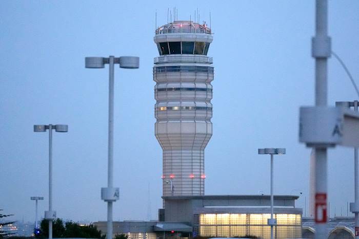 A midair collision in Arizona prompts questions about air traffic control towers [Video]