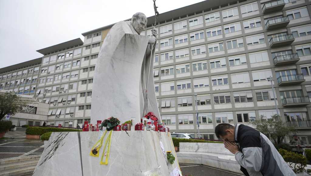 Pope Francis met at the hospital with Vatican No. 2 [Video]