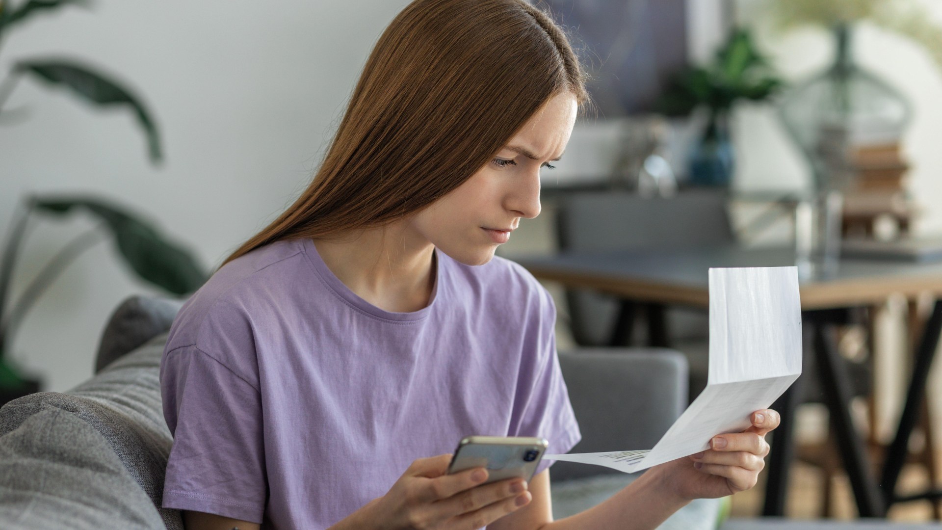 Major banks including Lloyds and Halifax go down with thousands of customers locked out of online banking [Video]