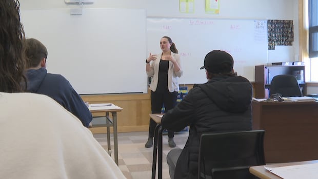 In a province desperate for French teachers, a program to train them is half empty [Video]