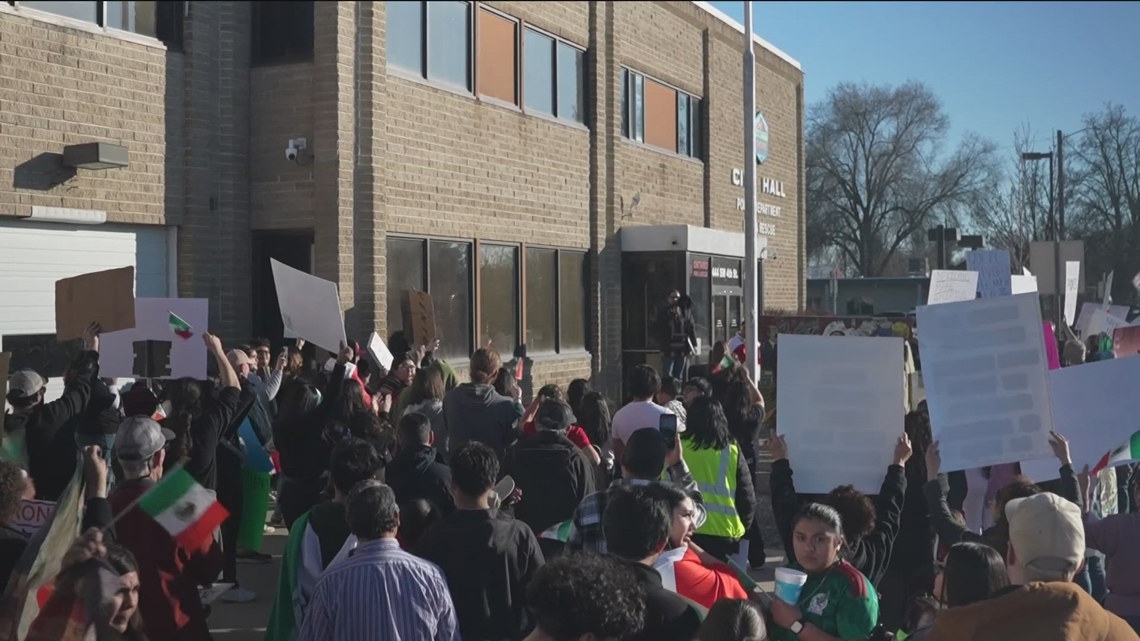 Eastern Oregon residents march for migrants [Video]