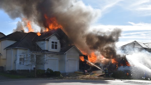 Explosion caused Langley, B.C., house fire that left 2 in critical condition, 1 unaccounted for: police [Video]