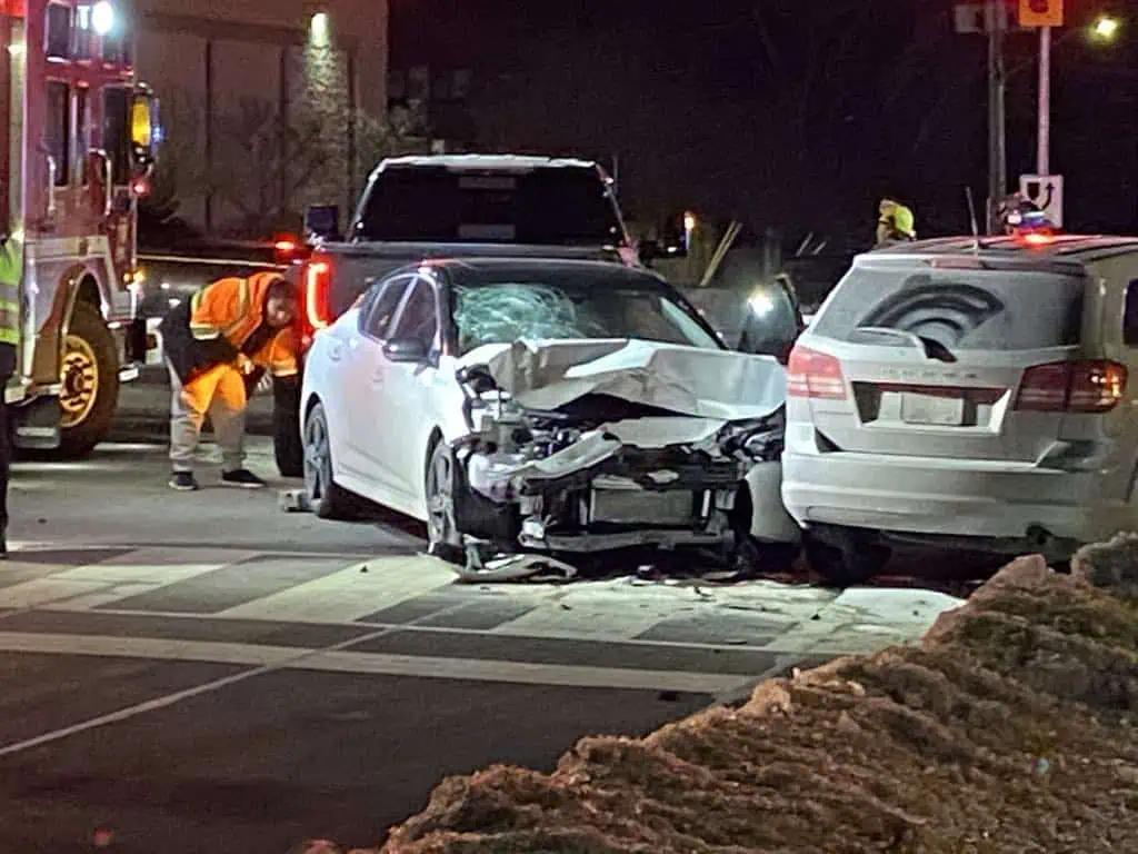 PHOTOS: 2-vehicle crash at Mississauga intersection [Video]