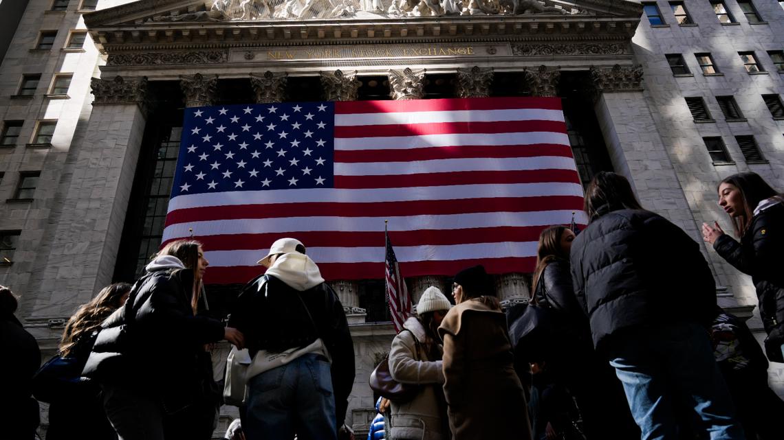 Stocks plummet on concerns that tariffs will stifle U.S. economy [Video]