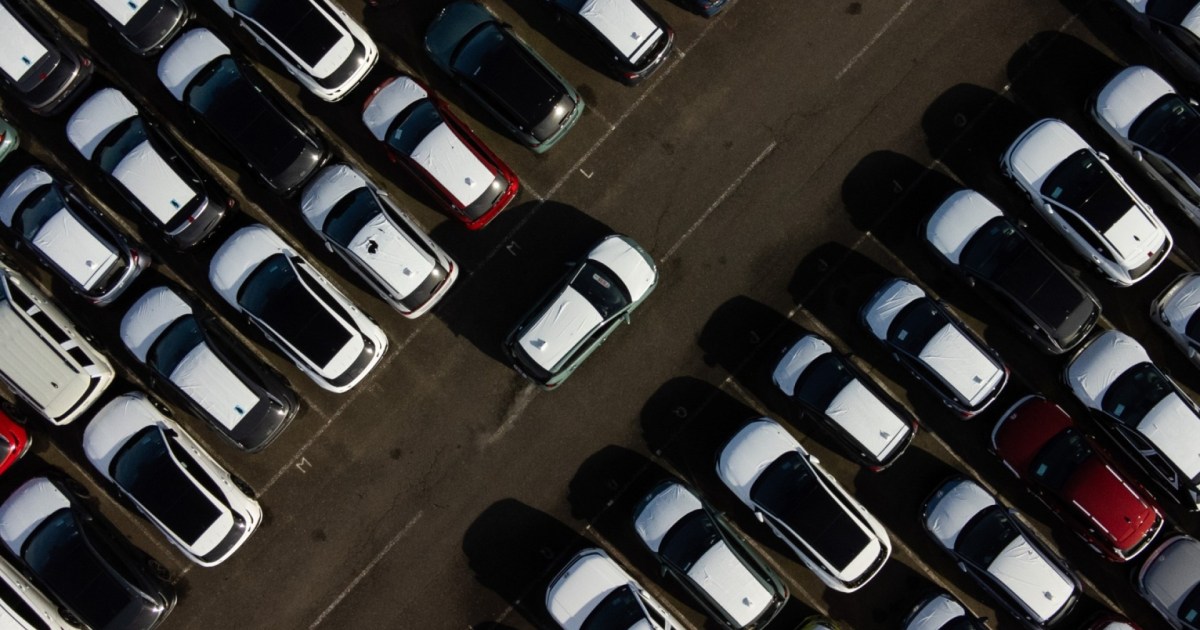 ‘He doesn’t know what he’s doing’: Trump delays Canada, Mexico tariffs for automakers [Video]