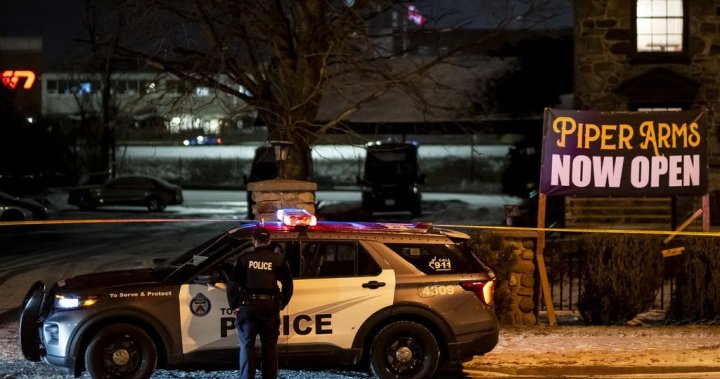 Toronto pub shooting: 7 people hurt by gunfire as hunt for suspects continues [Video]