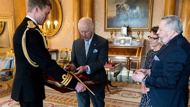 King Charles gives his Canadian attendant a sword as sovereignty threats intensify [Video]