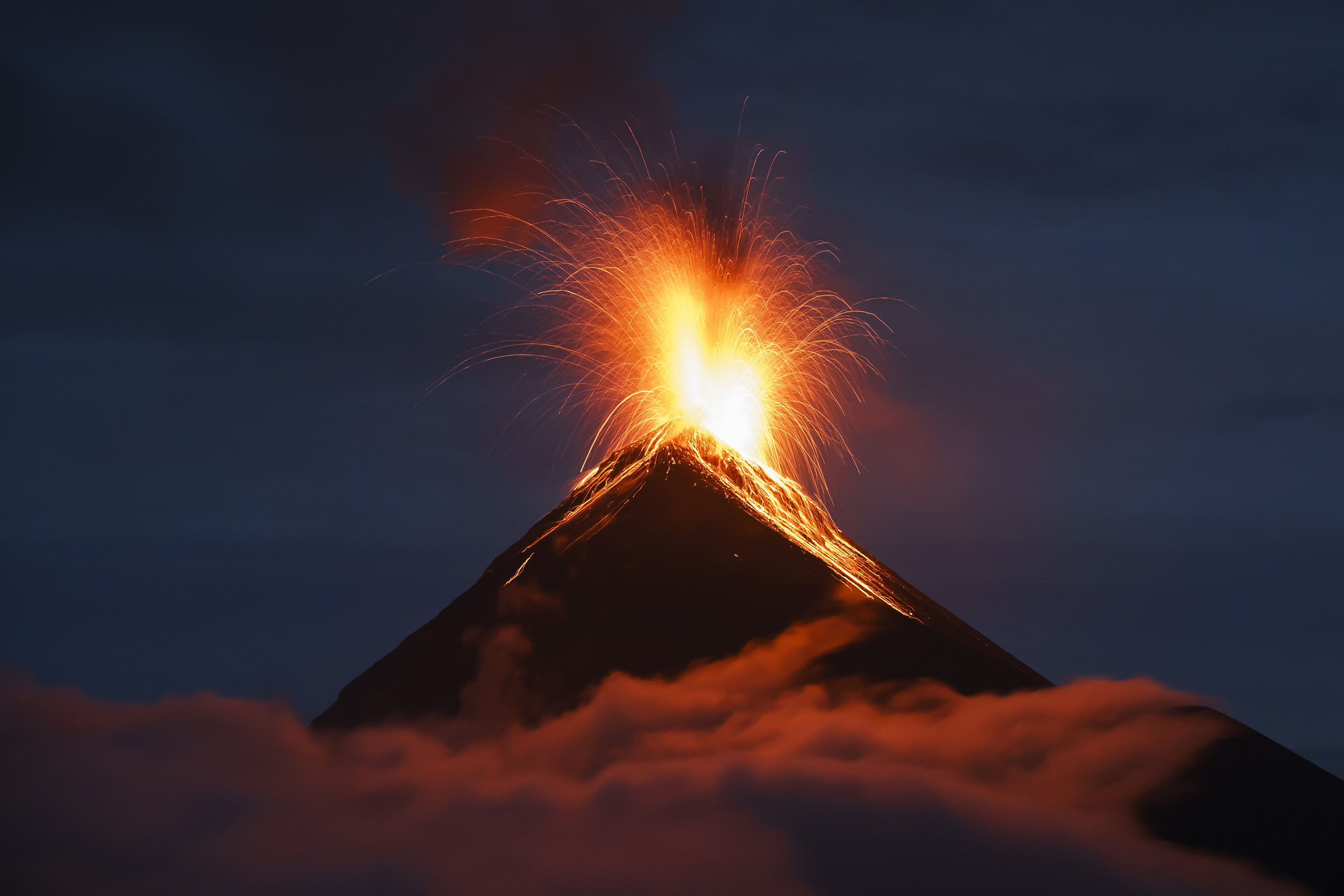 ‘Hectic’ Moment Hiker Is Forced to Evacuate as Volcano Erupts Goes Viral [Video]