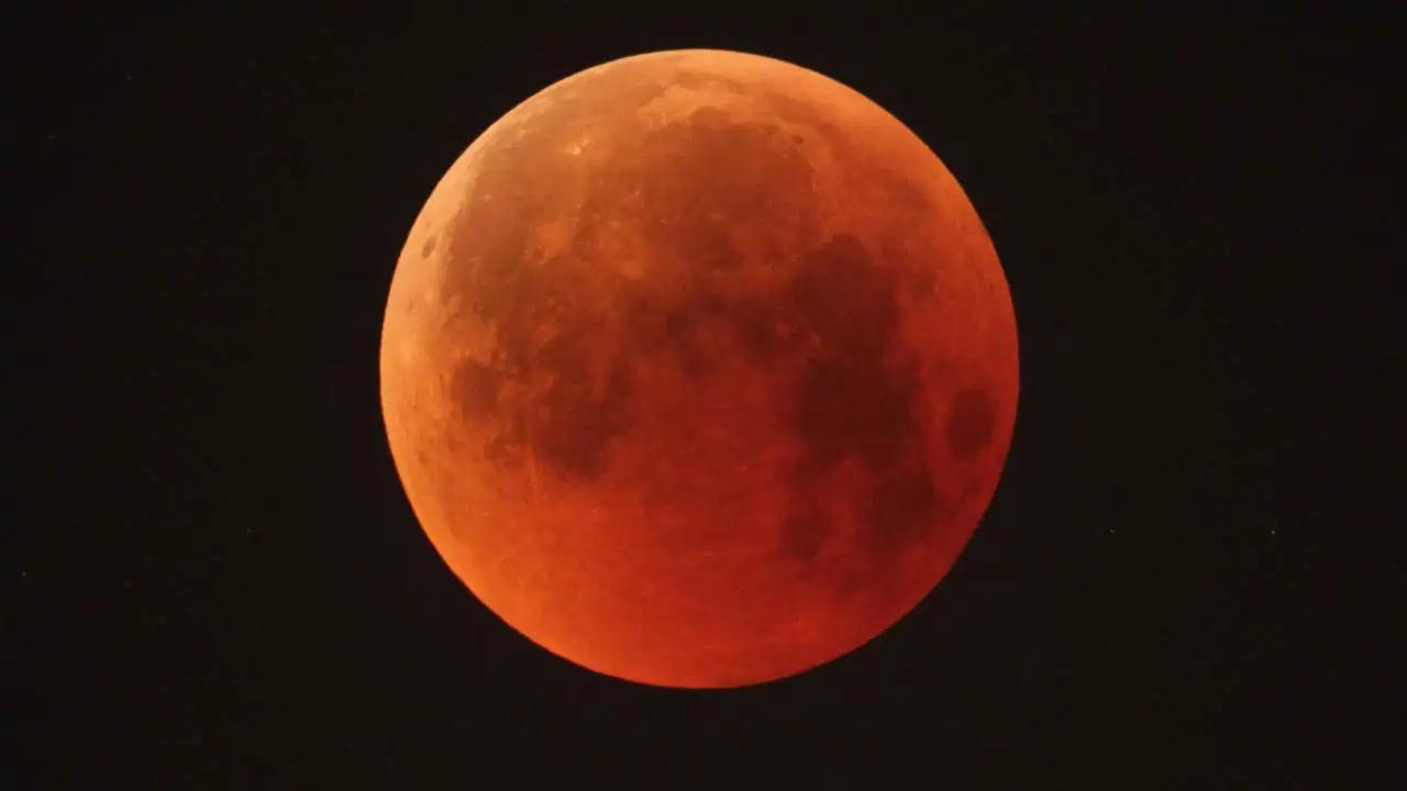 PHOTOS: Total eclipse blood moon visible over southern Ontario [Video]