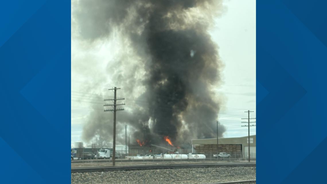 Massive blaze destroys agricultural storage building in Ontario [Video]