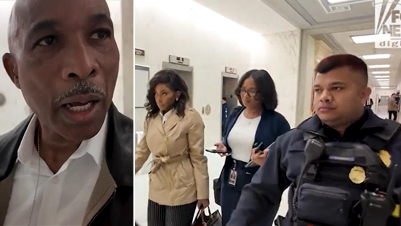 Texas Dem Jasmine Crockett silent as aide attempts to intimidate, block reporter’s question about violence [Video]