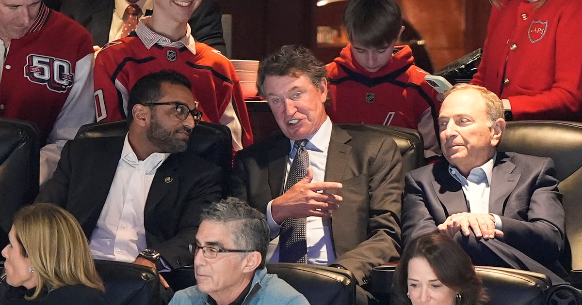 Gretzky witnesses Ovechkin moving 1 goal back of his record as he joins the chase in person  Boston 25 News [Video]