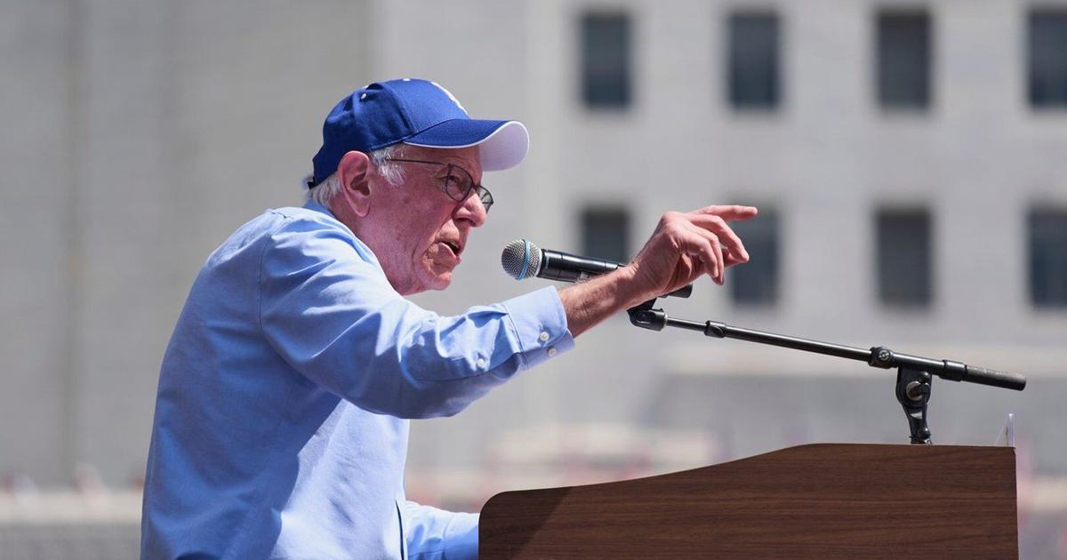 At packed LA rally, Bernie Sanders says U.S. facing extraordinary danger [Video]