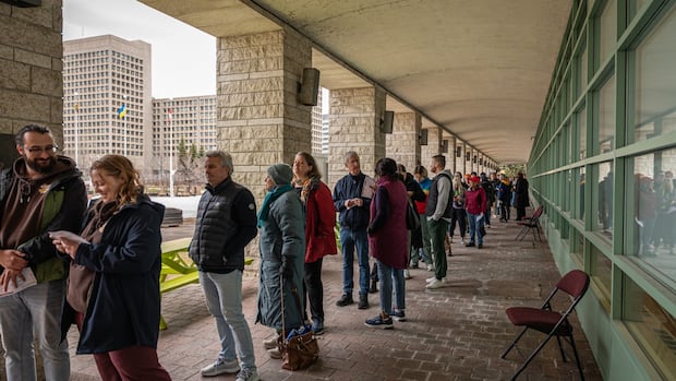 Long lines at polling stations as Canadians turn up for advance voting [Video]