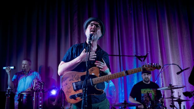 As son battles cancer, London musician’s guitar raffle raises thousands for charity [Video]