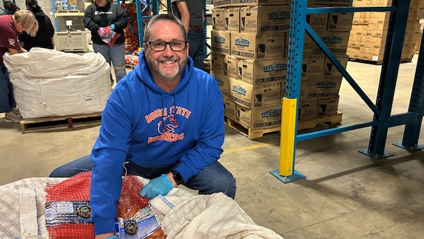 Man with terminal cancer aims to spend his remaining time volunteering in every U.S. state [Video]