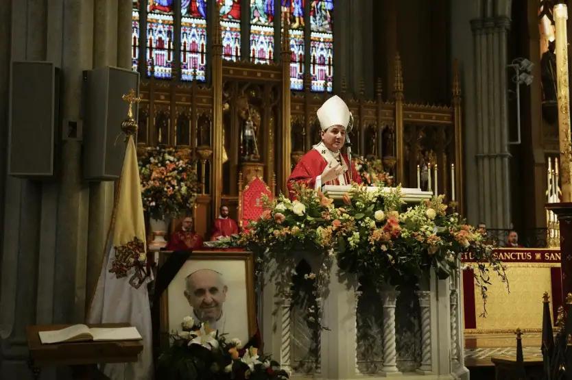 Bells toll, faithful gather as Archbishop of Toronto holds mass for Pope Francis [Video]