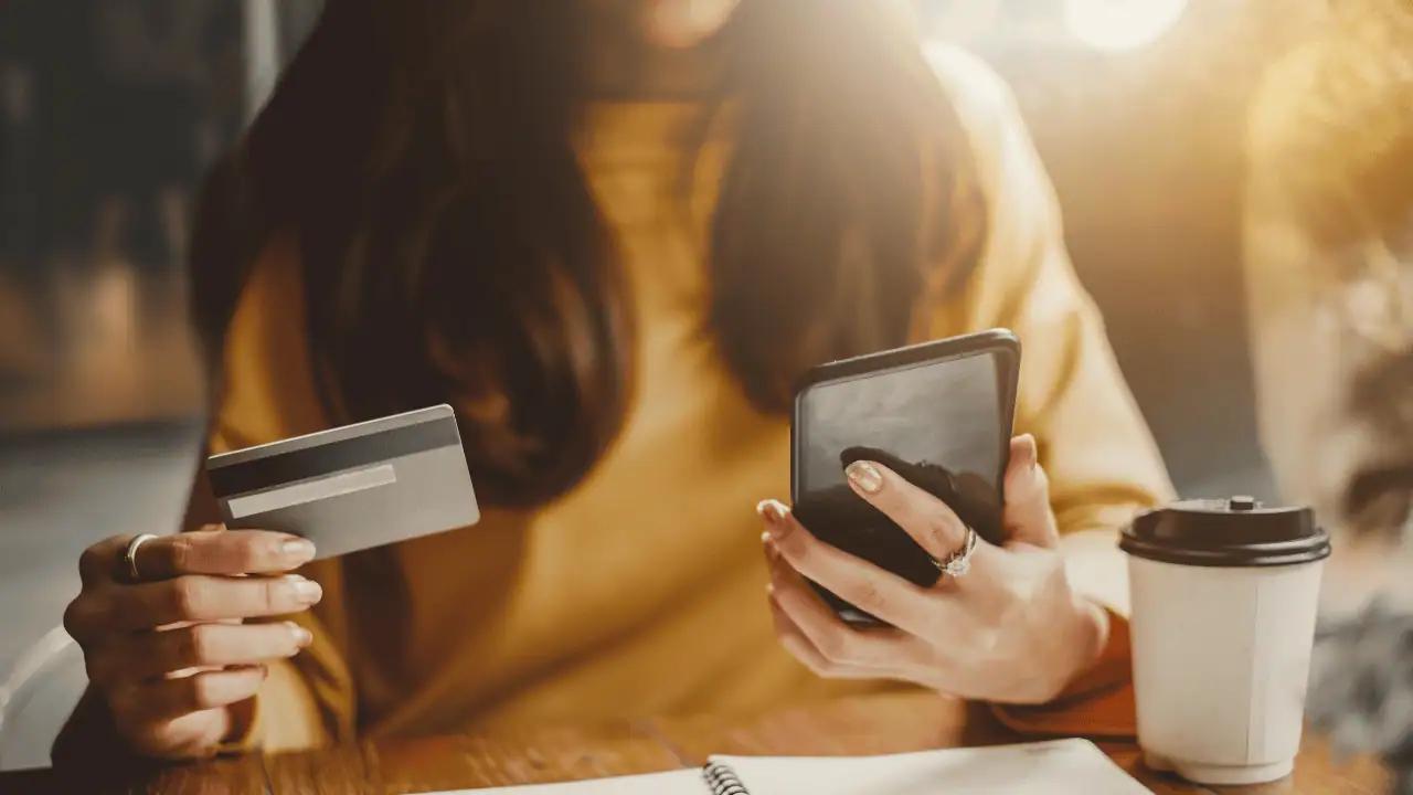 Amazon refund scams spreading through group text messages across Ontario [Video]