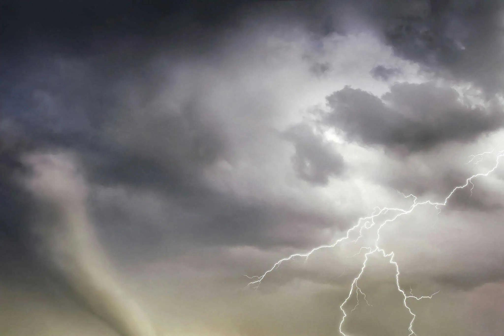Tornado risk and severe thunderstorms forecast this week in southern Ontario [Video]
