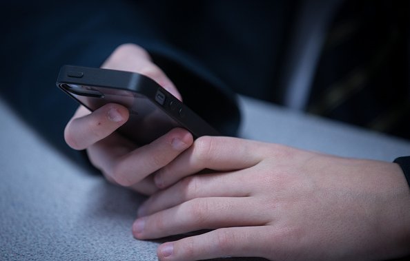 Quebec to ban cellphones in elementary and high schools during entire day [Video]