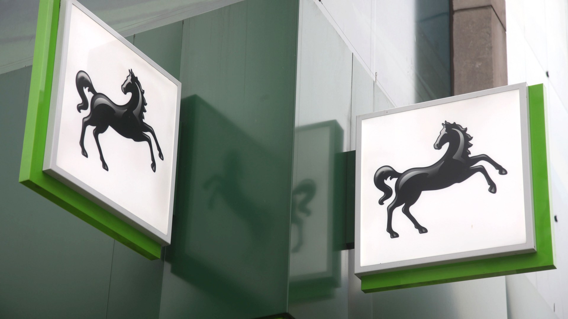 Lloyds and Halifax issue update on app outage as thousands of customers locked out of online banking [Video]