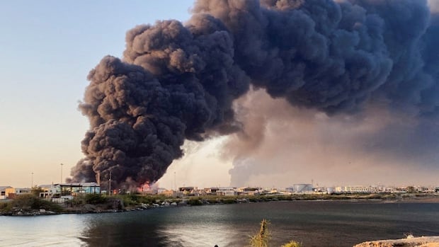 Port Sudan airstrikes cause explosions, put humanitarian aid deliveries at risk [Video]
