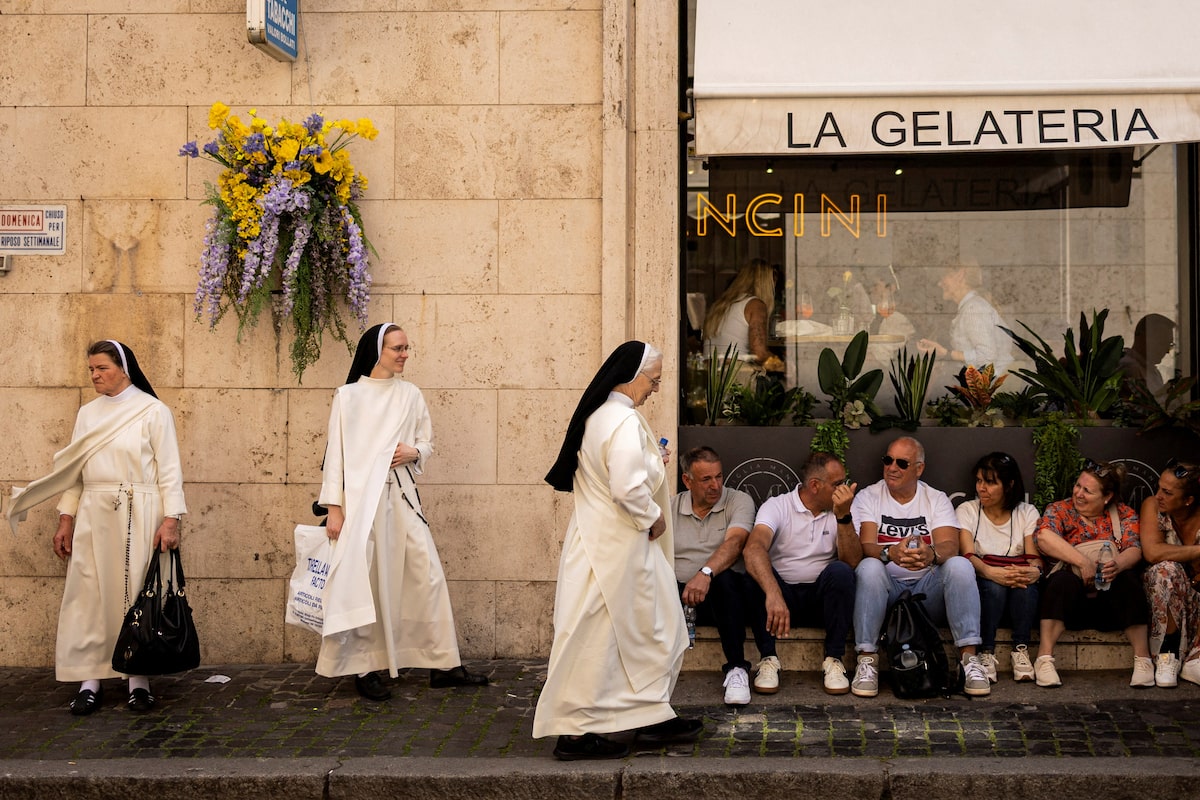 Waiting for Sistine Chapel smoke leaves thousands of tourists, and 4,000 journalists, in a strange Roman limbo [Video]