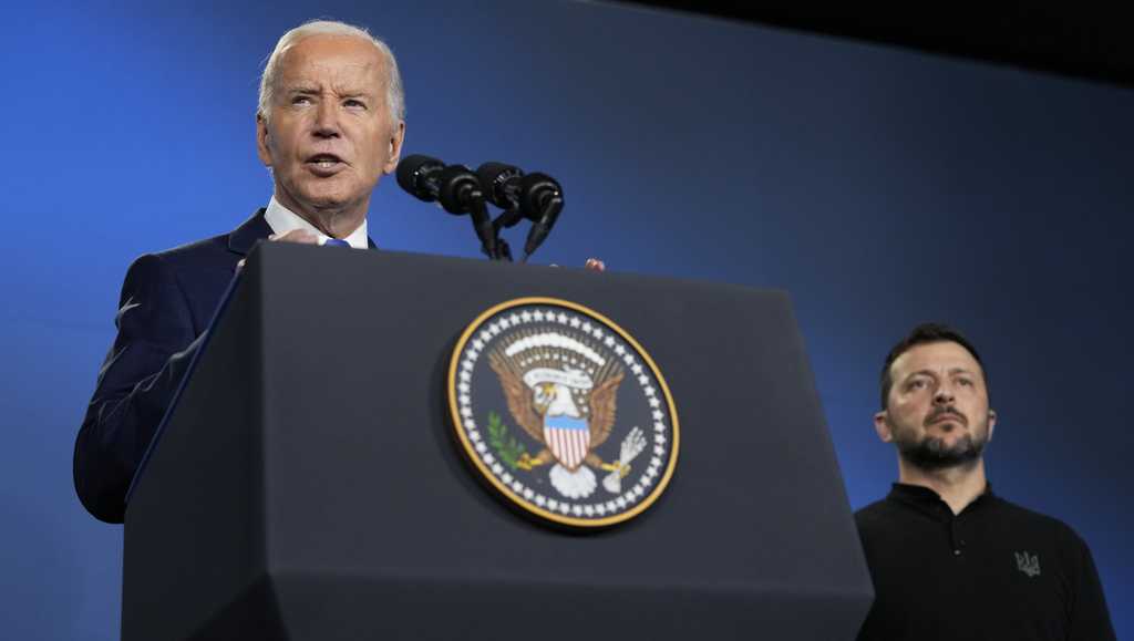 Biden criticizes Trump for ‘modern-day appeasement’ in Ukraine [Video]