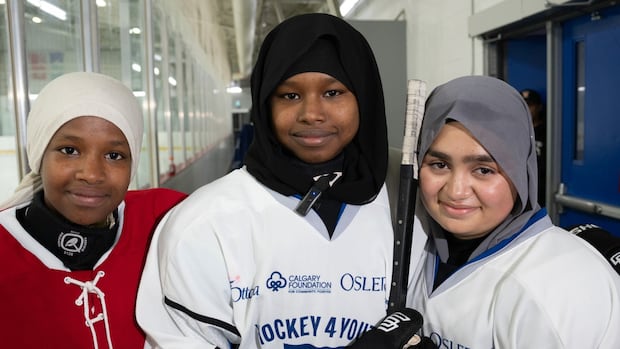 Hockey and hijabs: New to Canada and the sport, these girls have found their game [Video]