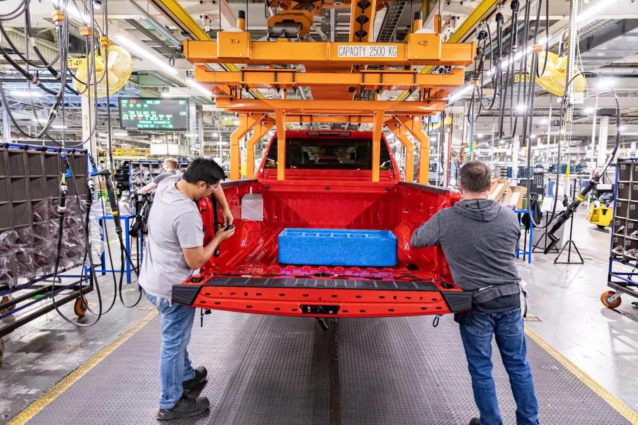 Confidential memo said ‘transition’ to 2-shift schedule will begin in June at Ontario auto plant [Video]