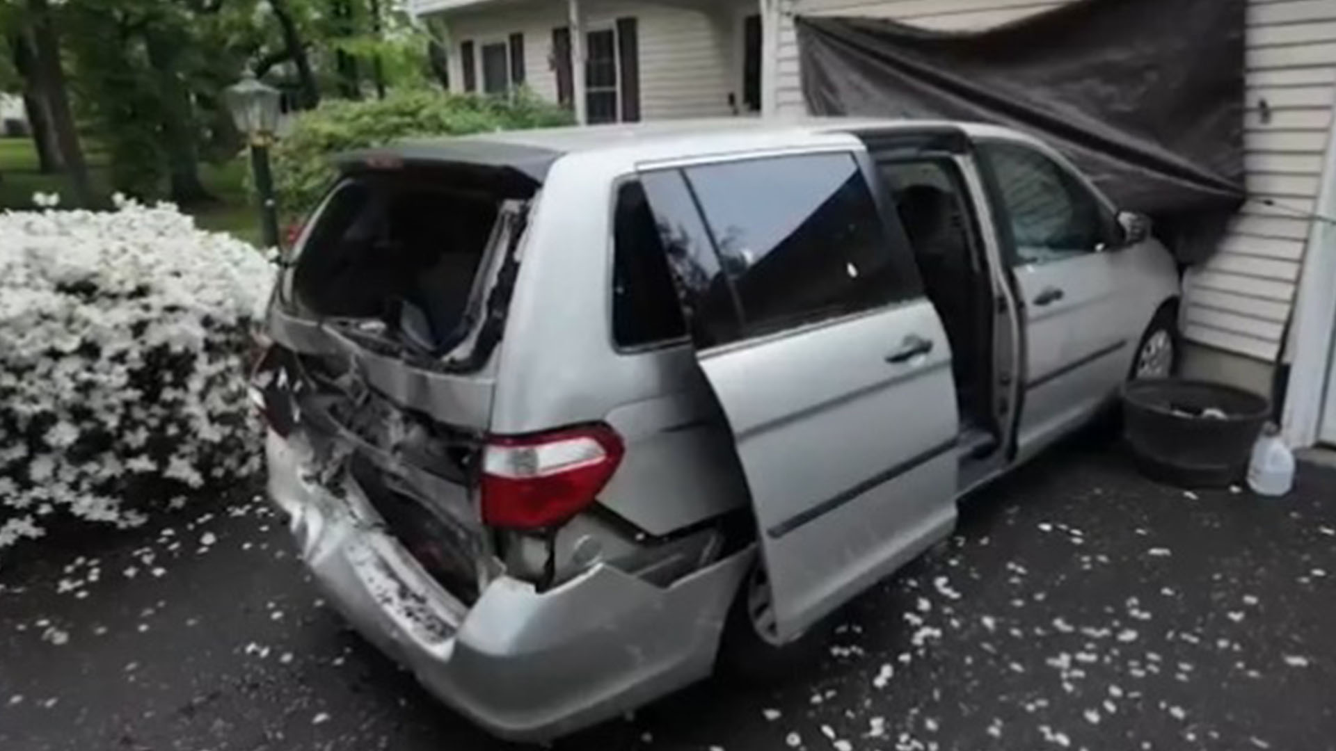 Heartstopping moment self-driving car smashes into van parked in driveway as driver is slapped with a ticket [Video]
