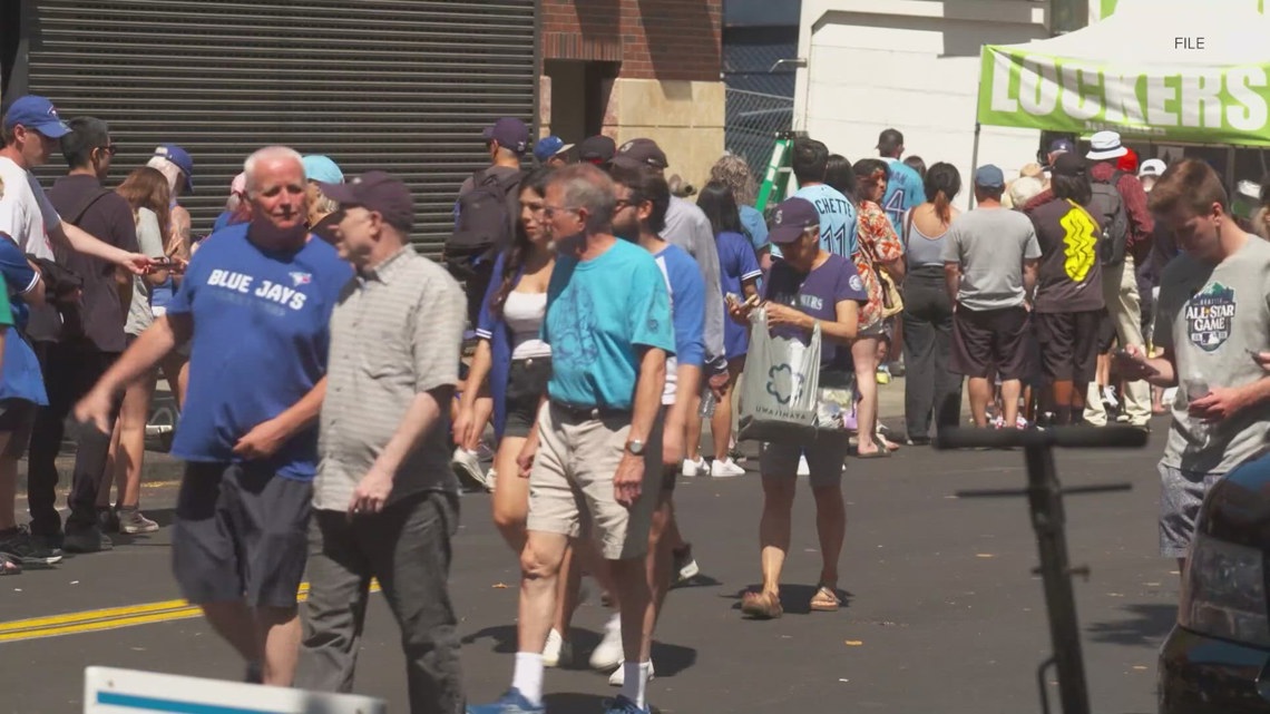 Seattle businesses hope to entice Canadian tourists with discounts [Video]